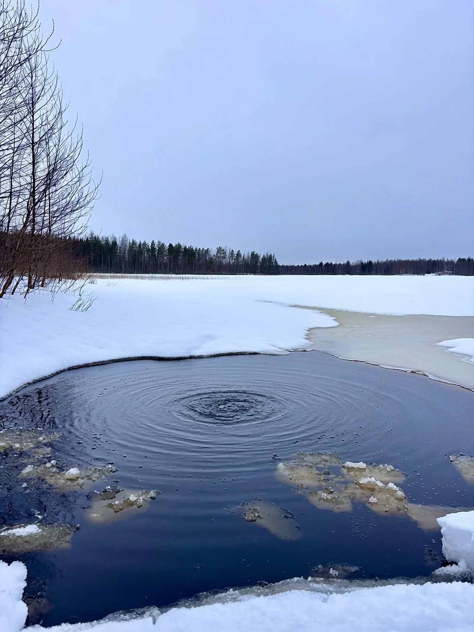 Pulppu Minin auki pitämä yli viiden metrin avanto järven jäällä