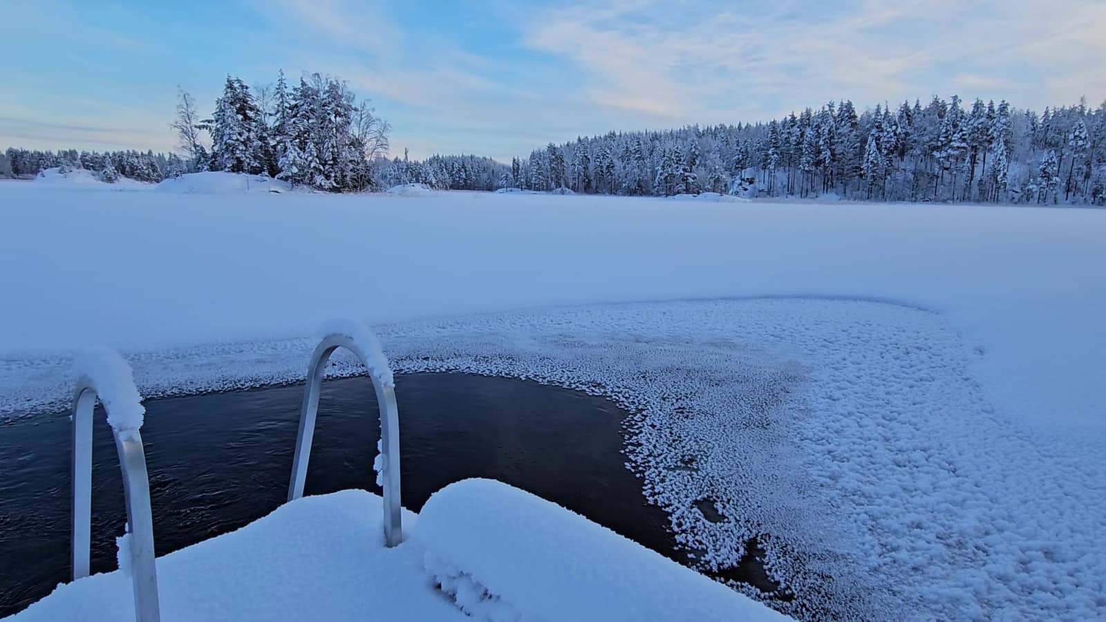 Avoin avanto ja luminen järvenselkä talvipäivänä